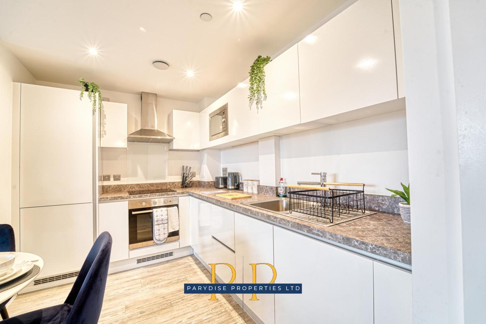 The Middlewood Plaza Suite - By Parydise Properties - Business Or Leisure Stays, Central Location, Sleeps 4, Salford Манчестър Екстериор снимка