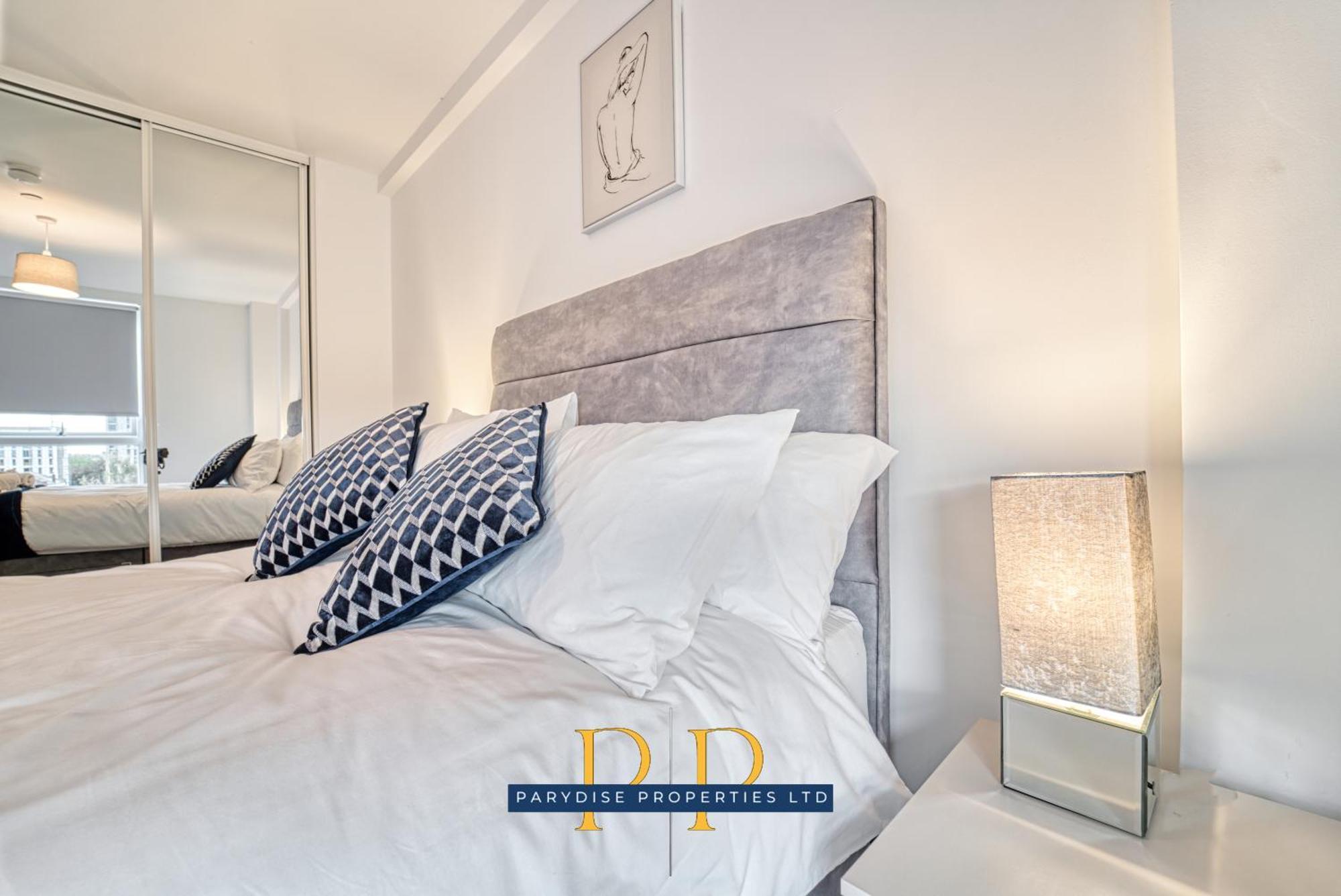 The Middlewood Plaza Suite - By Parydise Properties - Business Or Leisure Stays, Central Location, Sleeps 4, Salford Манчестър Екстериор снимка