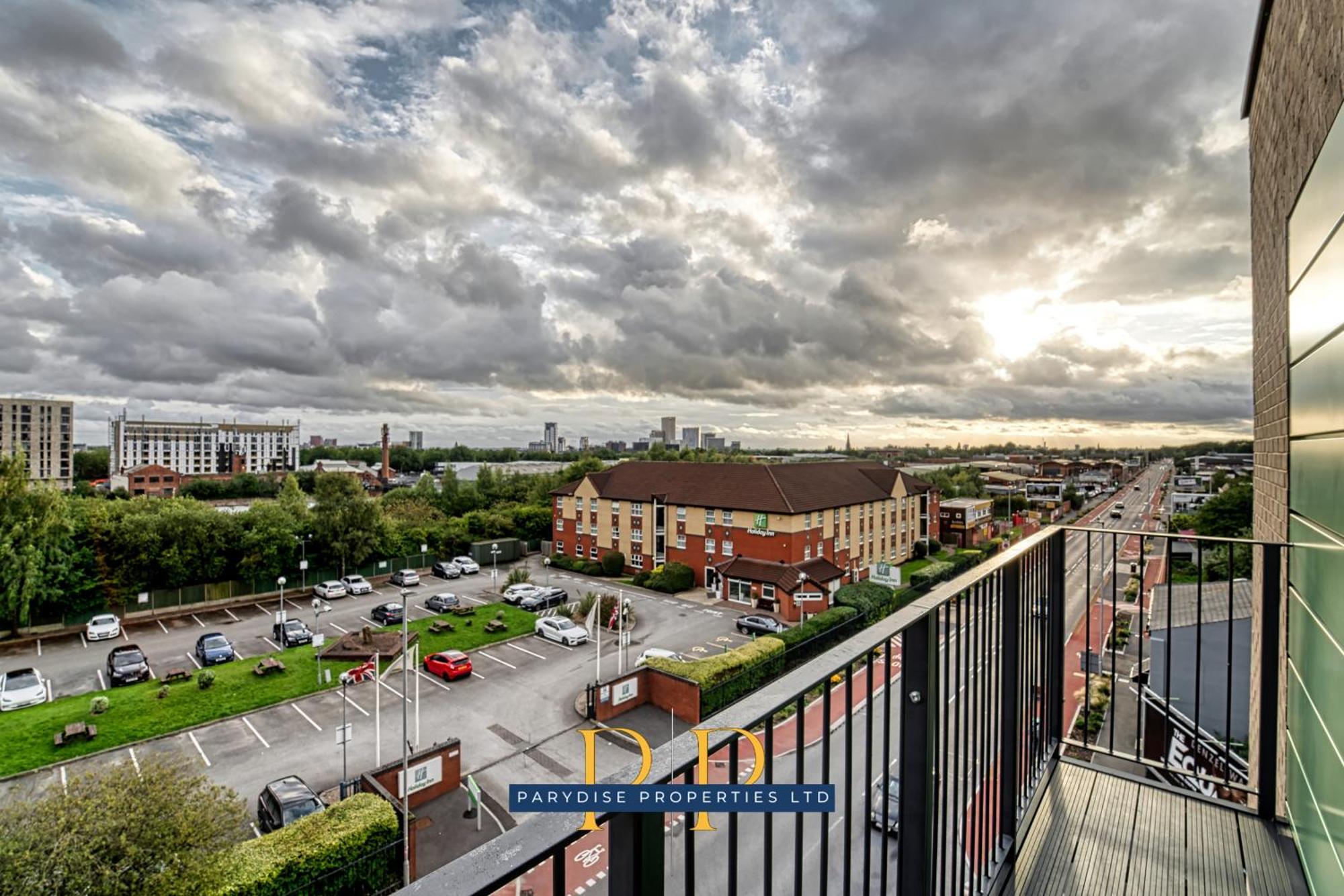 The Middlewood Plaza Suite - By Parydise Properties - Business Or Leisure Stays, Central Location, Sleeps 4, Salford Манчестър Екстериор снимка