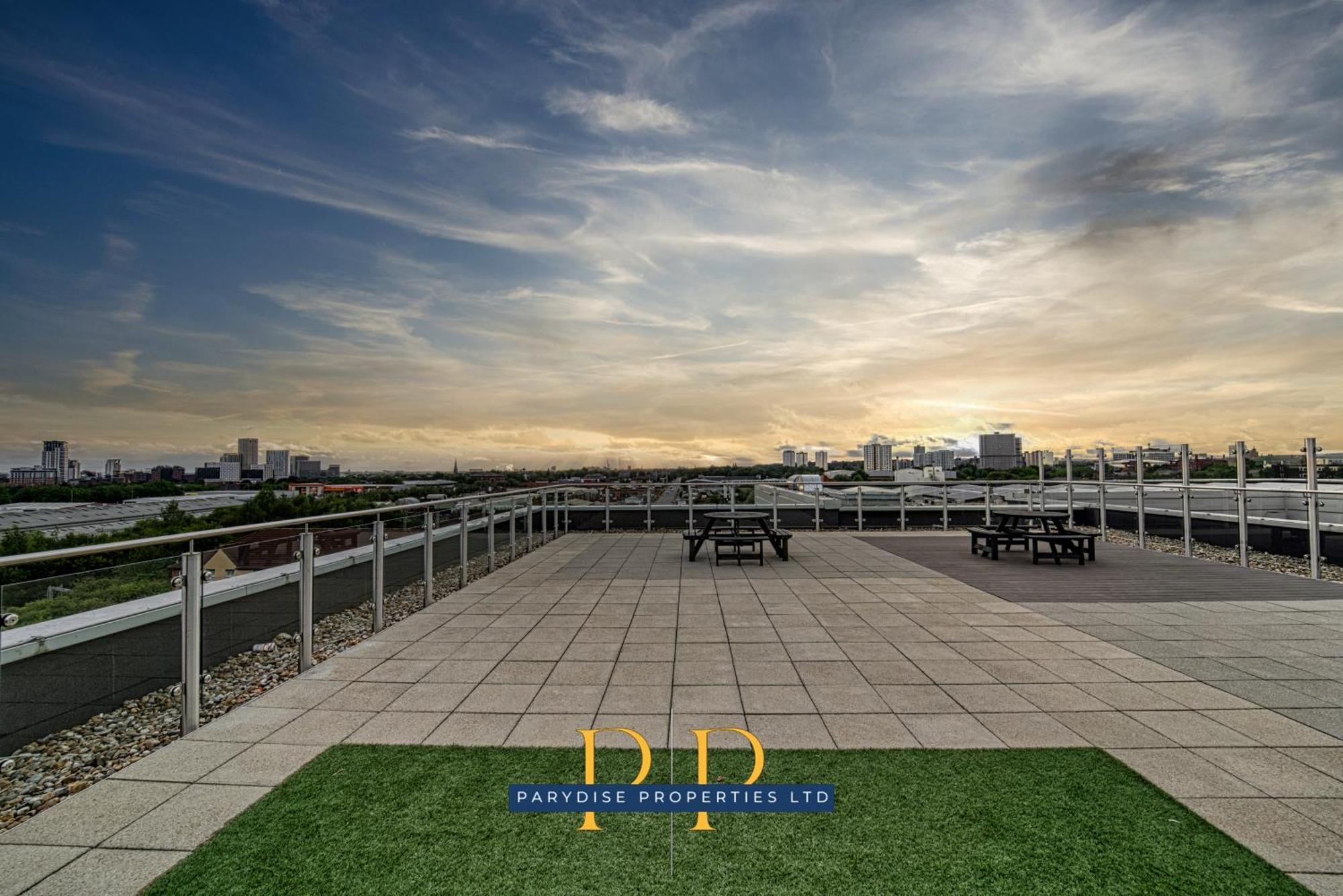 The Middlewood Plaza Suite - By Parydise Properties - Business Or Leisure Stays, Central Location, Sleeps 4, Salford Манчестър Екстериор снимка
