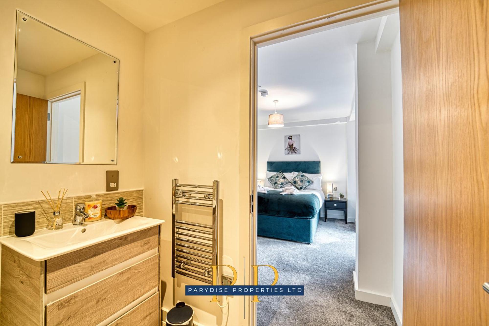 The Middlewood Plaza Suite - By Parydise Properties - Business Or Leisure Stays, Central Location, Sleeps 4, Salford Манчестър Екстериор снимка